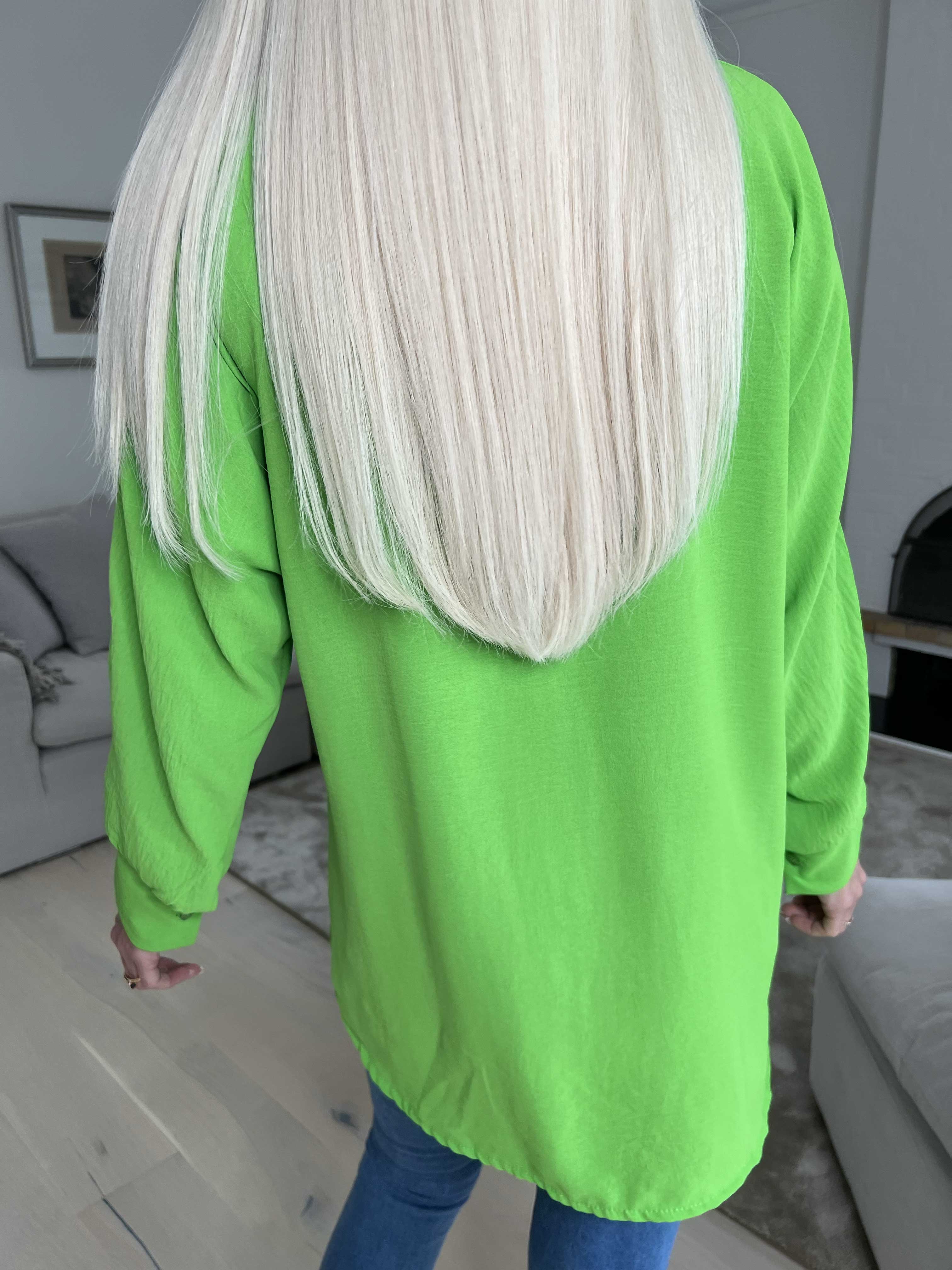 Katrin - Skjorte med fine farvet blomster foran